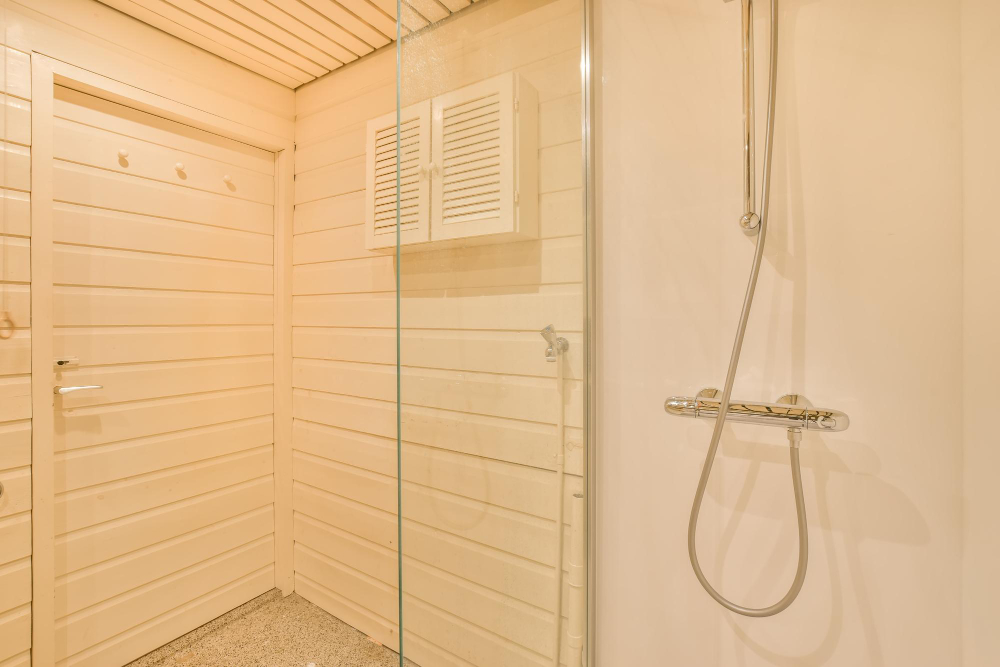 Cabină de duș pătratică sau dreptunghiulară, care se potrivește mai bine într-o baie mică?